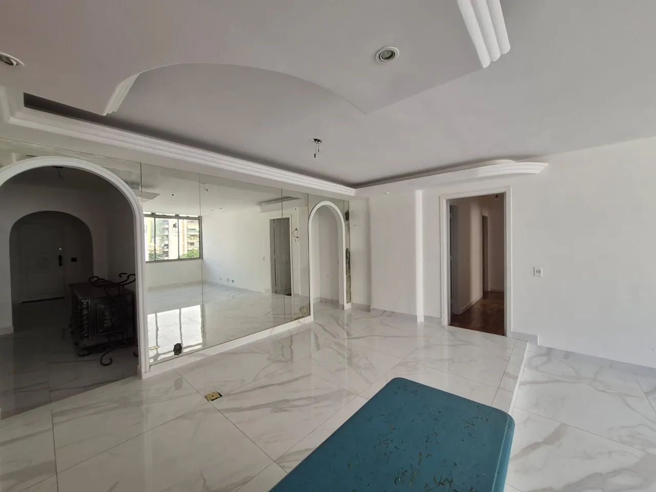 3-bedroom apartment with 3 bathrooms and city views — photo 5