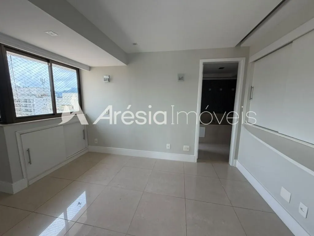 4-bedroom apartment in a building with a sauna — photo 12