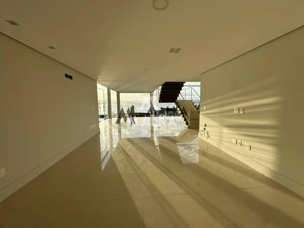 461 m² house with 3 en-suite bedrooms and private garden — photo 35