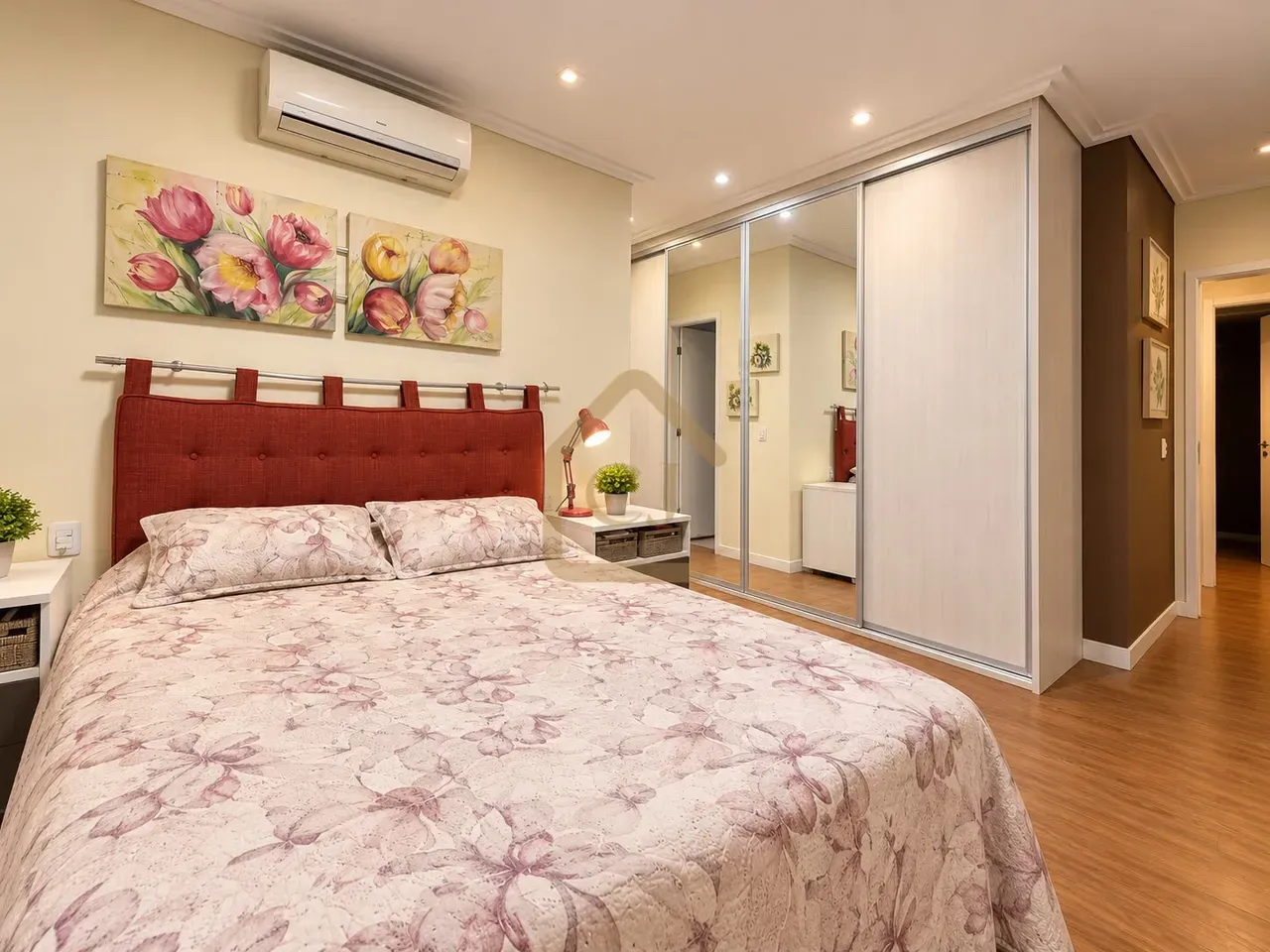 4-bedroom apartment in a building with a heated pool — photo 5