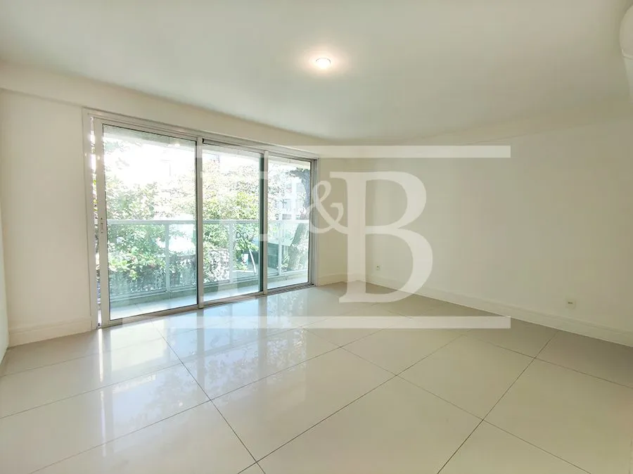 4-bedroom apartment with balcony, 300 m² — photo 2