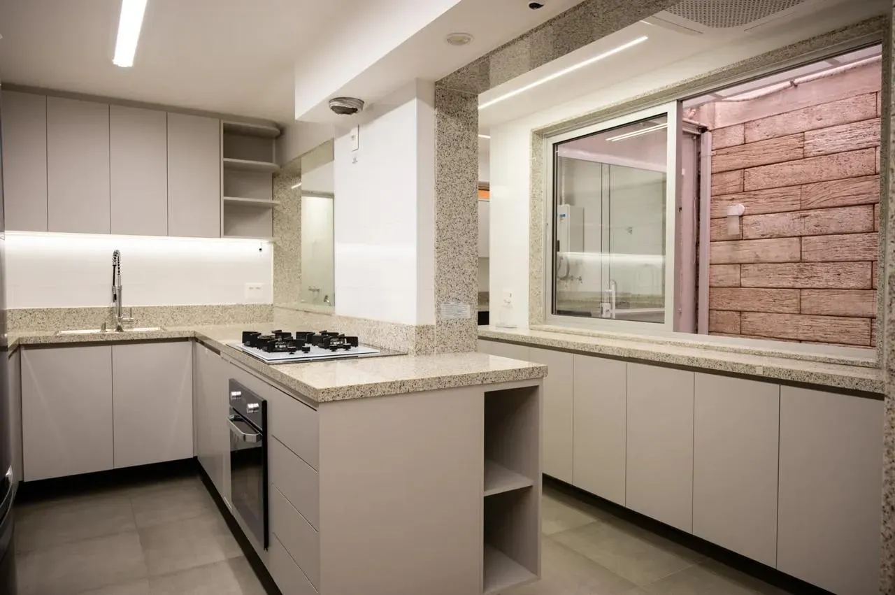 5-bedroom apartment, 1 with its own bathroom, 218 m² — photo 2