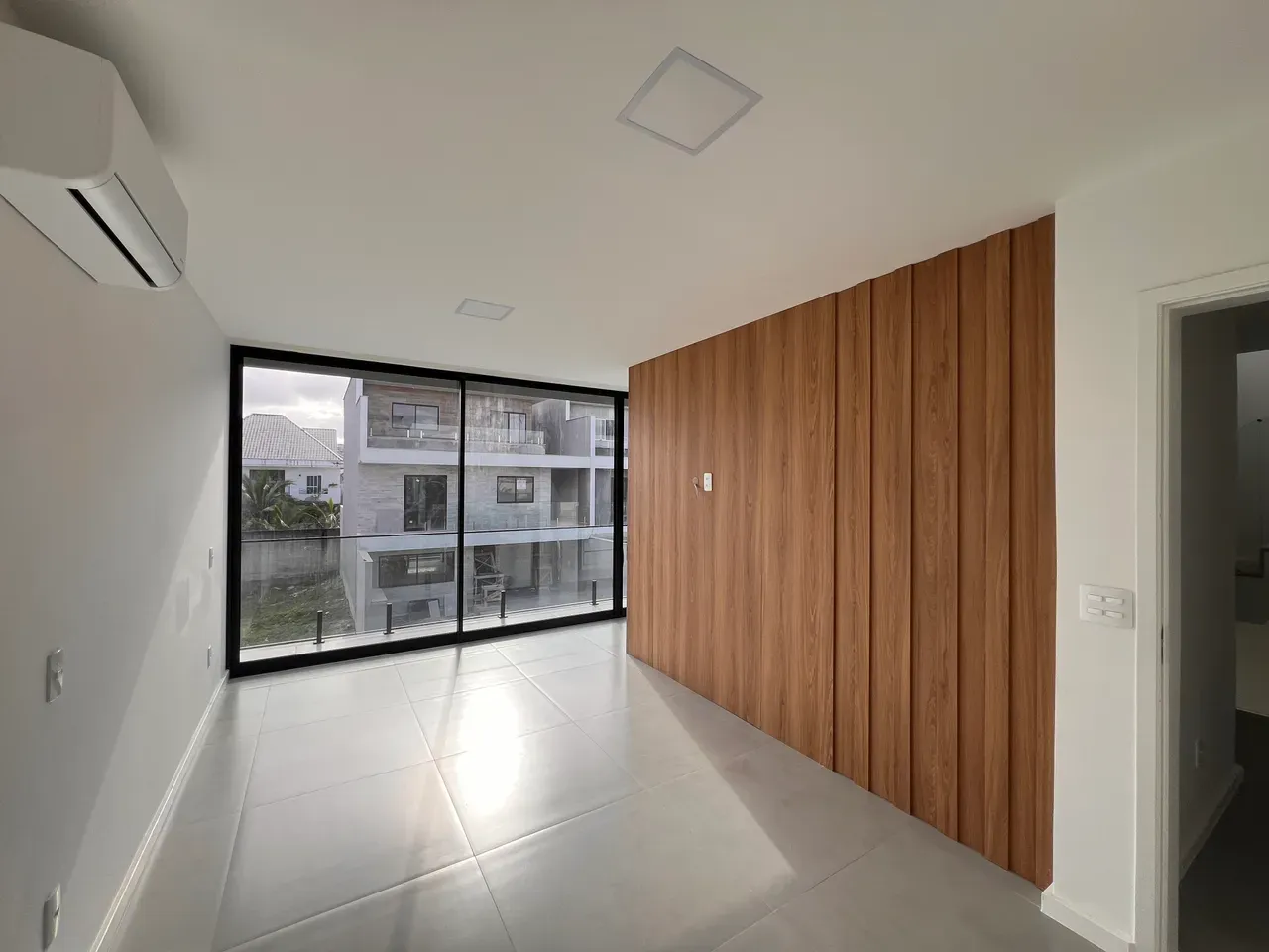 House, 330 m², with floor-to-ceiling windows — photo 4