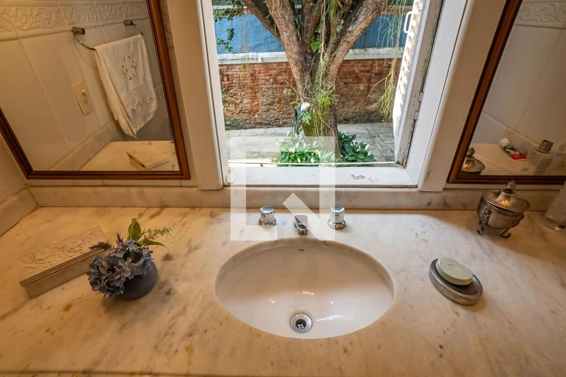 Furnished house, 300 m², with floor-to-ceiling windows — photo 100