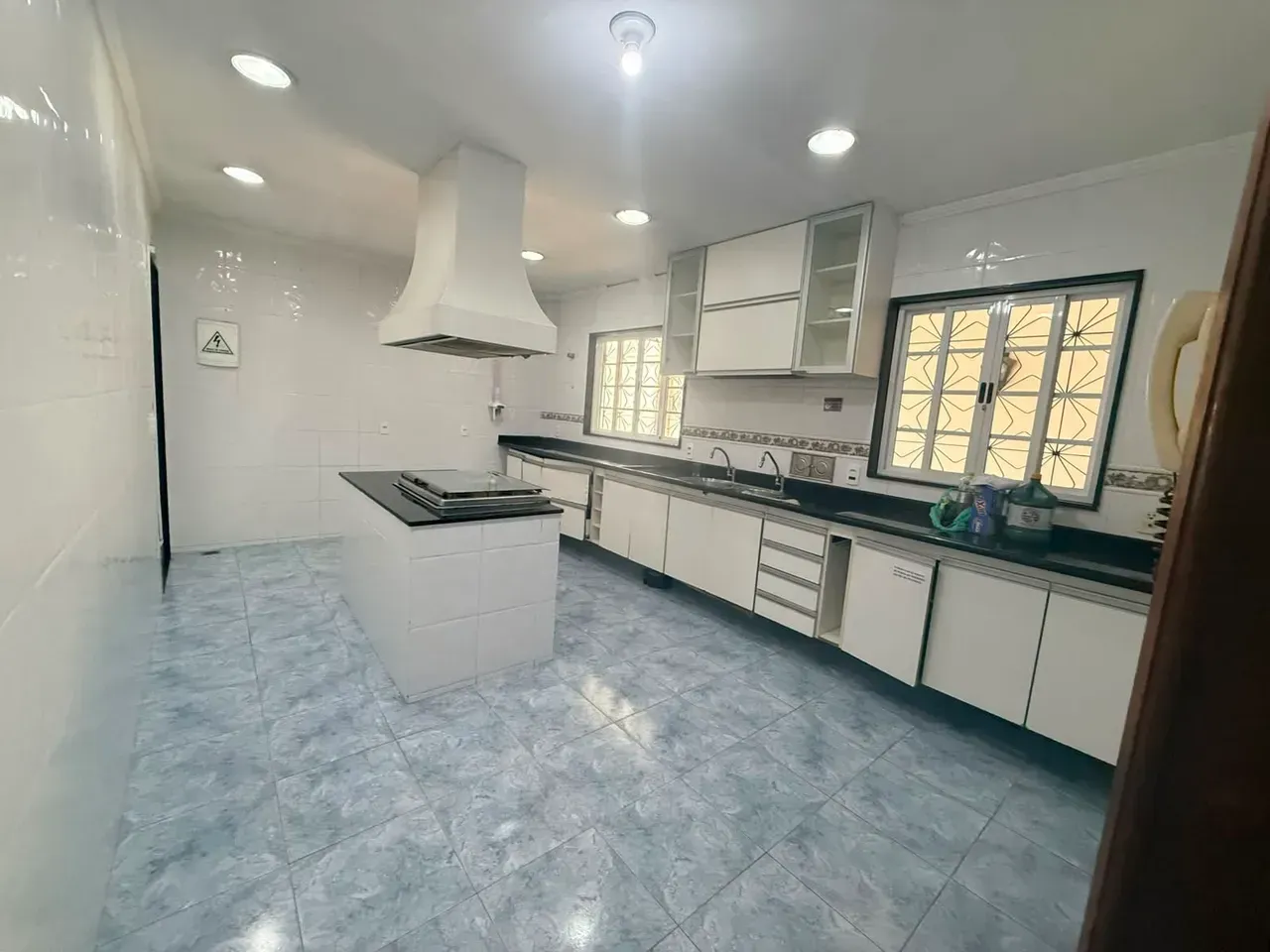 Casa comercial sem mobília com 3 quartos e 4 banheiros — photo 4
