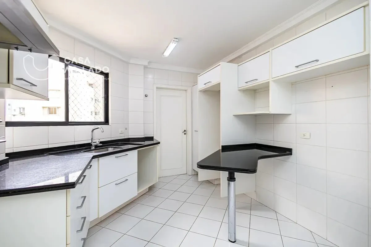 119 m² apartment with a home office and a bathtub