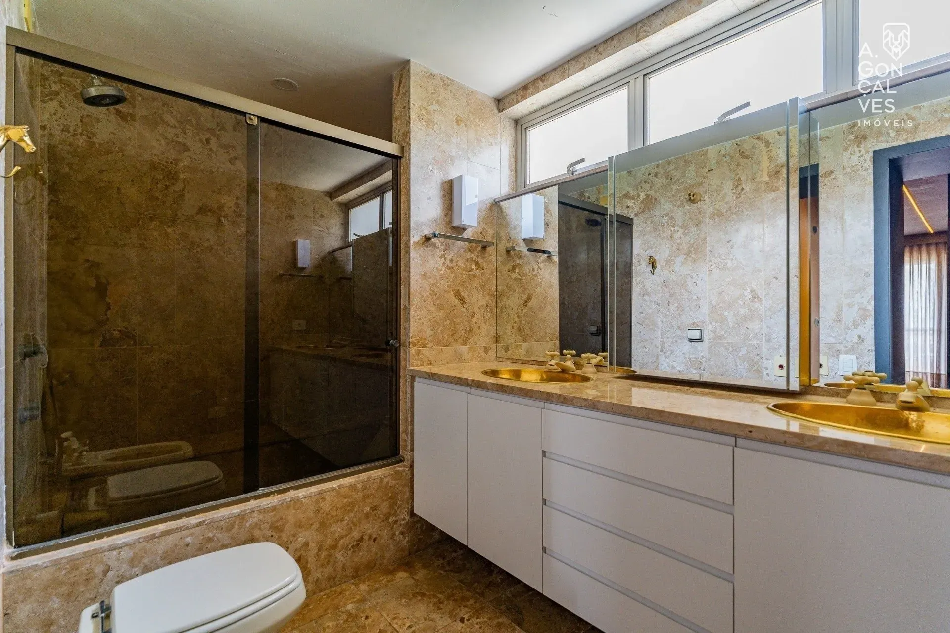 331 m² apartment with 2 en-suite bedrooms and 2 parking — photo 25