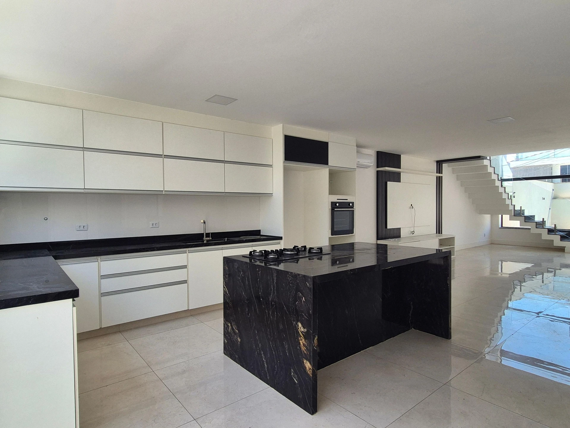 4-bedroom house with a glass-enclosed balcony — photo 11