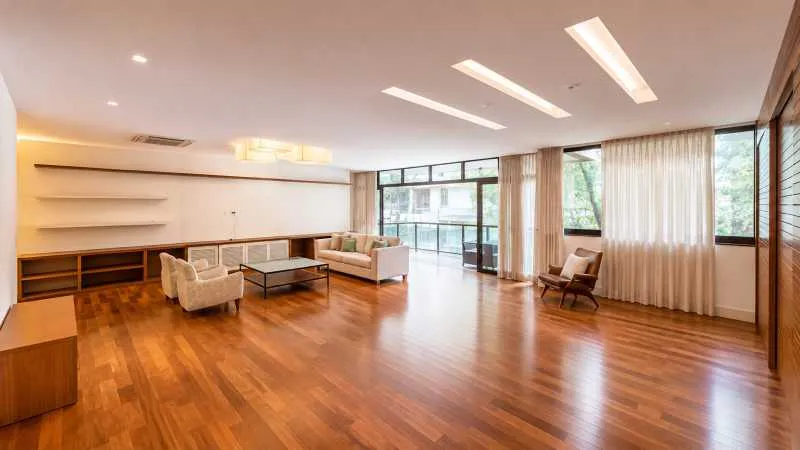 260 m² unfurnished apartment with balcony and 3 bedrooms — photo 2