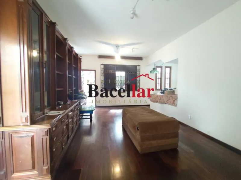 3-bedroom house with wood or laminate floors — photo 17