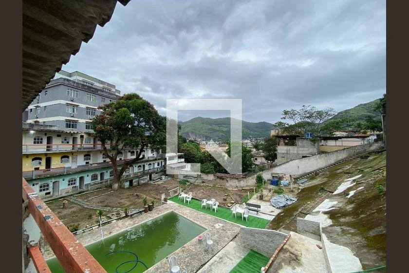 Studio in a building with a pool — photo 11