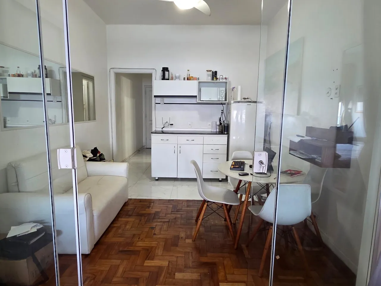 Furnished 1-bedroom apartment with open-plan kitchen — photo 2