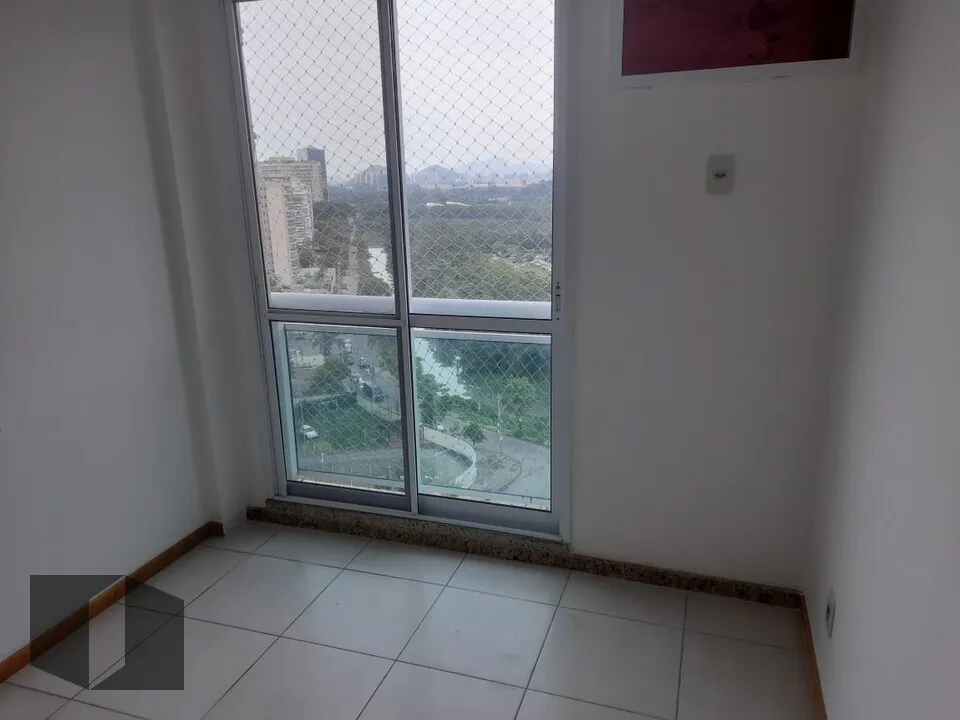 3-bedroom apartment with balcony and city views — photo 3