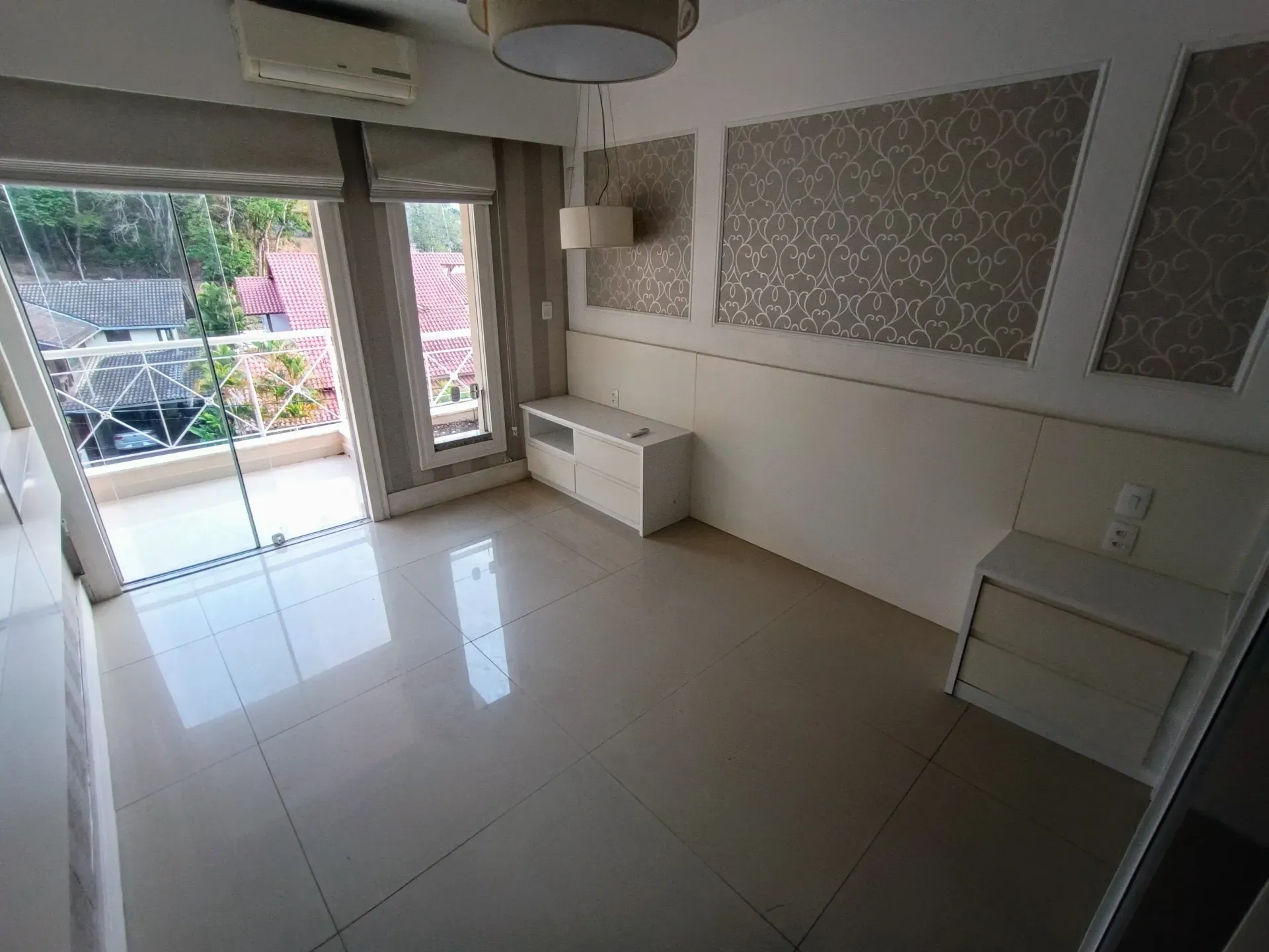 Unfurnished house with 4 bedrooms and 5 bathrooms — photo 25