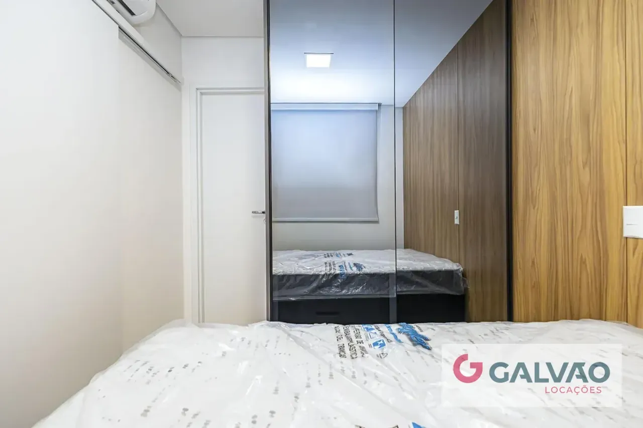 Furnished 1-bedroom apartment with glass shower — photo 5