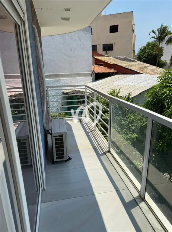 Balcony with a grill in a 5-bedroom house, 280 m² — photo 30