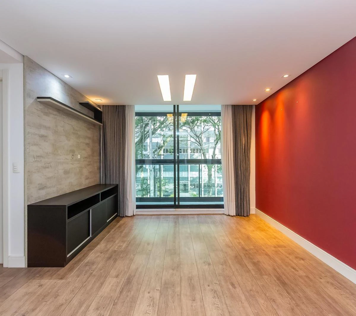 Квартира 71 м² с застеклённым балконом и панорамными окнами — photo 16