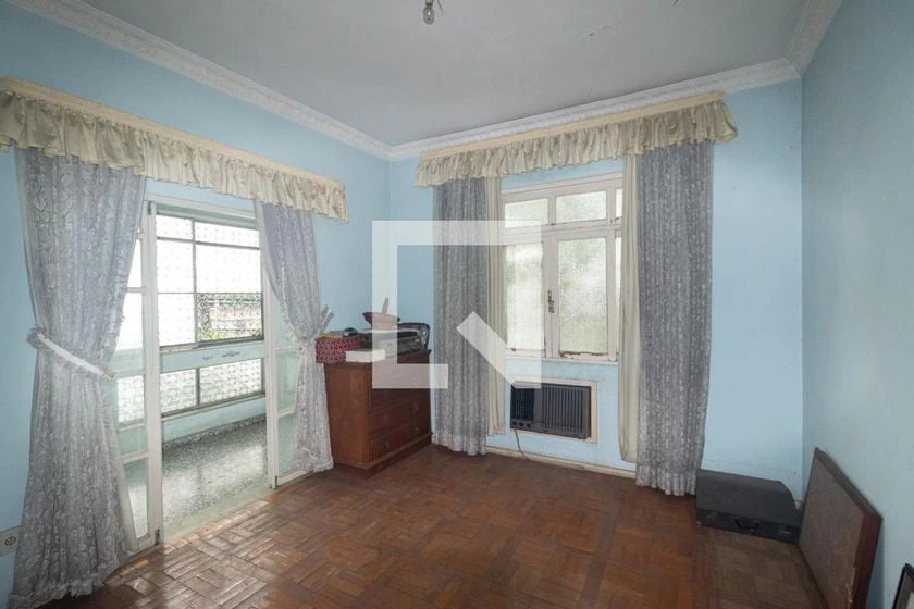 6-bedroom house with a glass-enclosed balcony