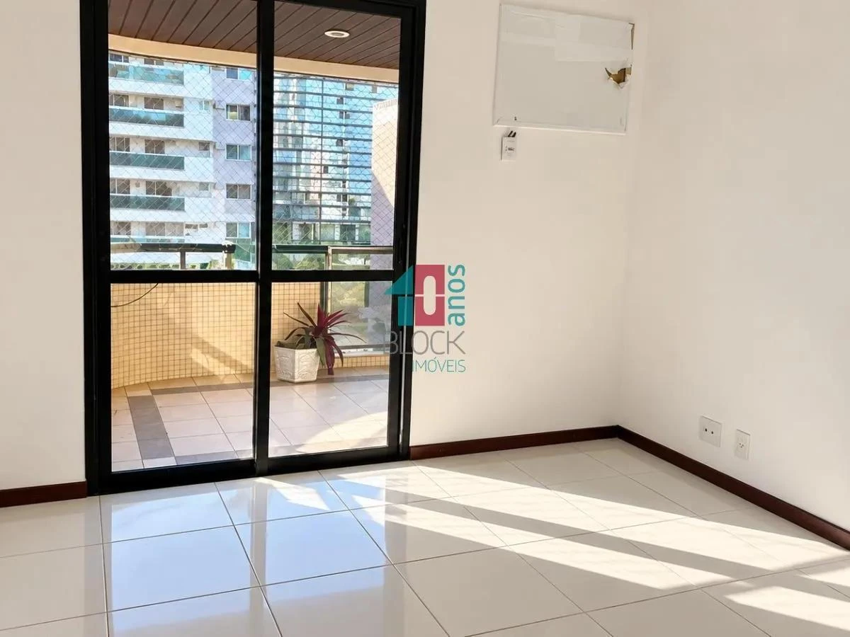 4-bedroom apartment with a glass-enclosed balcony — photo 10