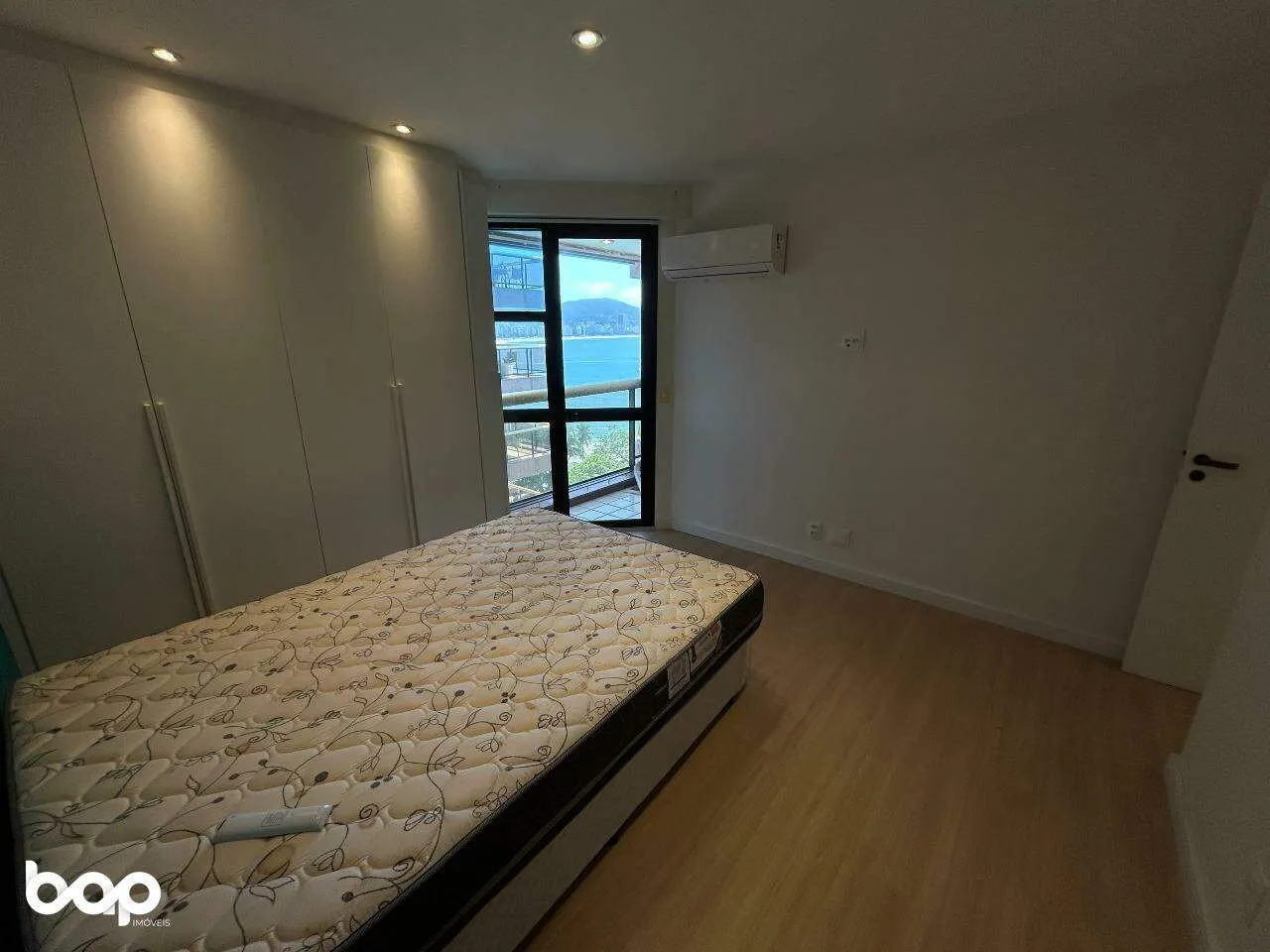89 m² apartment with a bathtub and a water view — photo 5