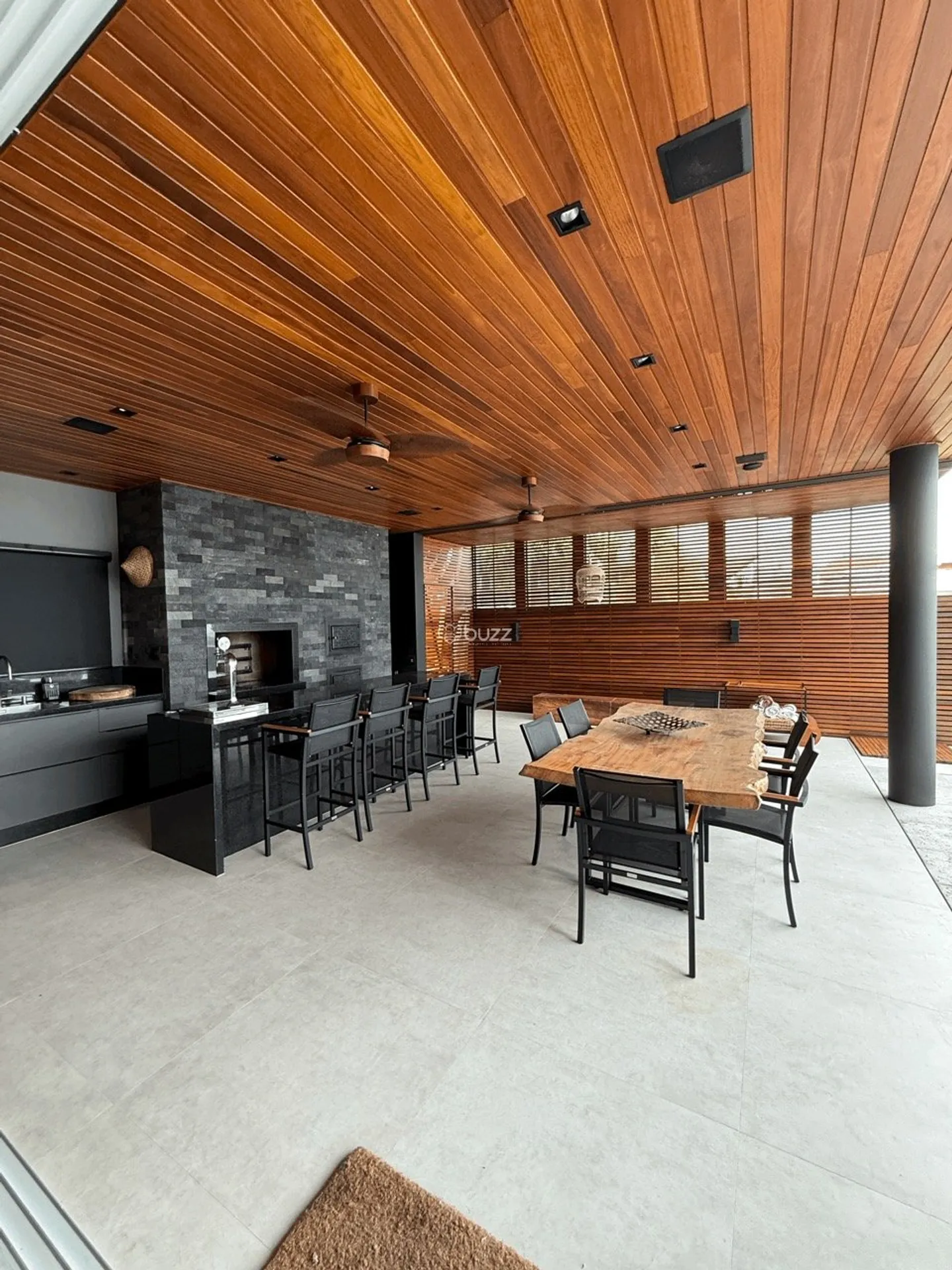 Furnished house, 561 m², with a water view — photo 2