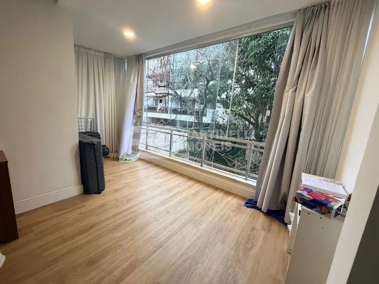 Walk-in closet in a 4-bedroom apartment, 168 m² — photo 4
