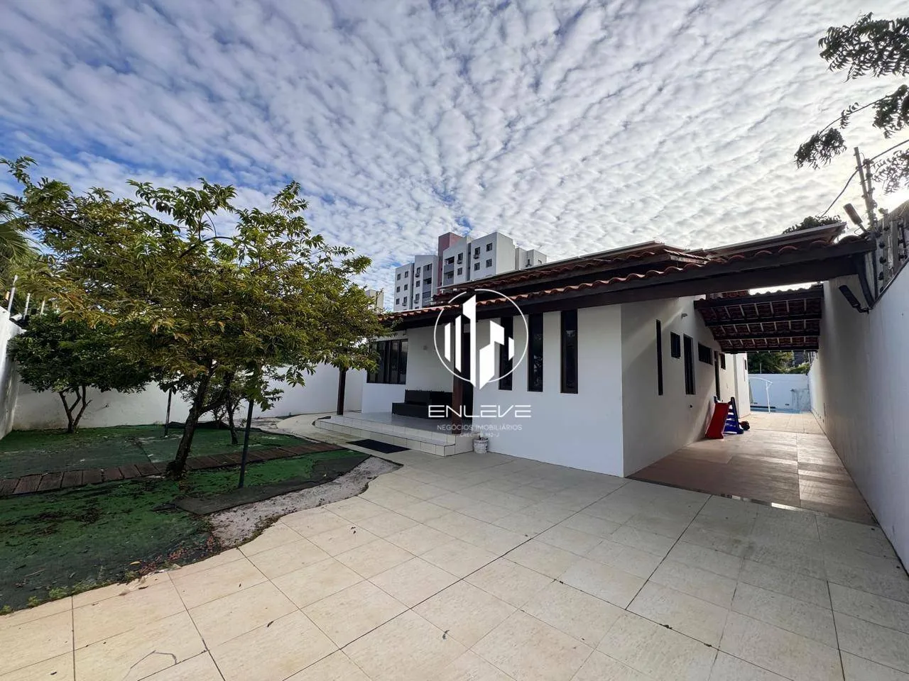 4-bedroom house with 5 bathrooms and a private garden