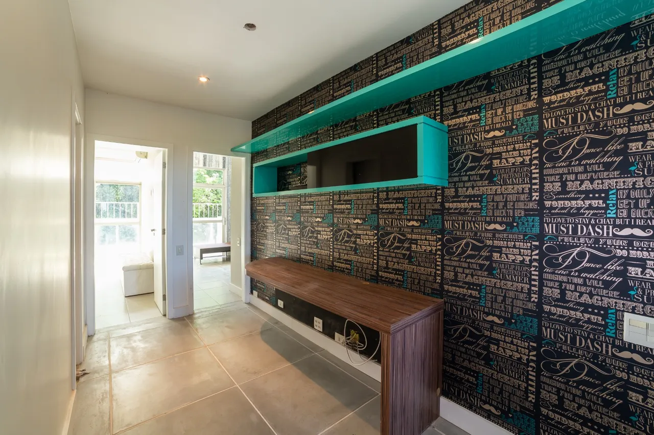 Unfurnished apartment with open-plan kitchen and 4 bedrooms — photo 14