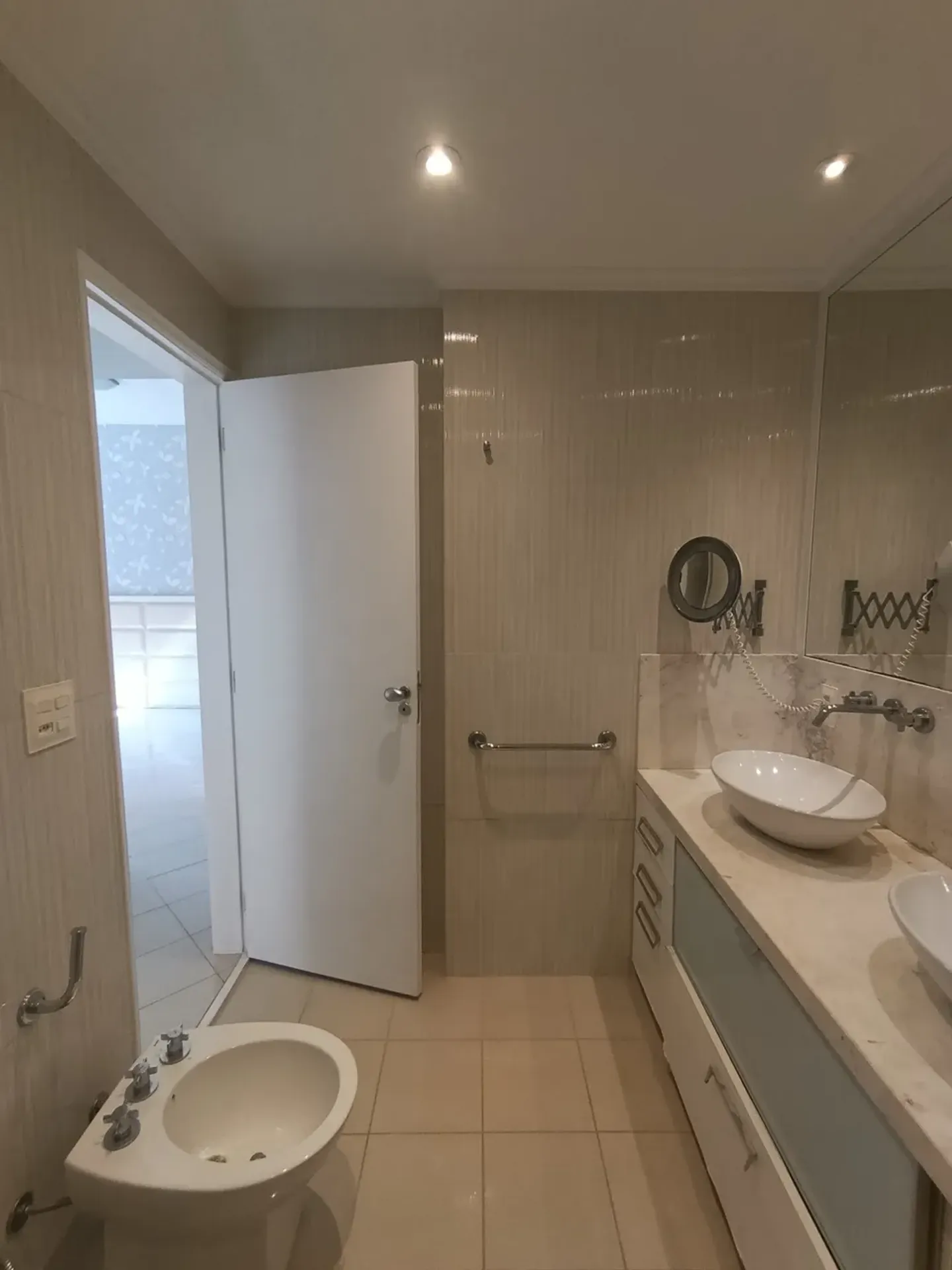 Unfurnished apartment with 3 bedrooms and 1 bathroom — photo 27