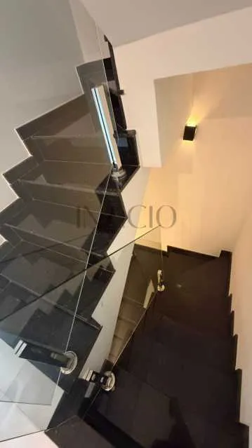 Condominium house with 5 bedrooms and an open-plan kitchen — photo 11