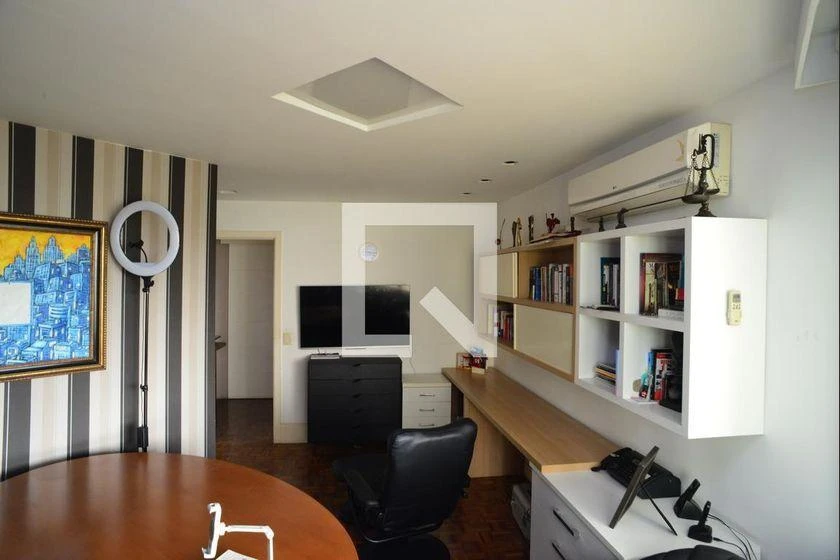 4-bedroom apartment with enclosed glass balcony — photo 33