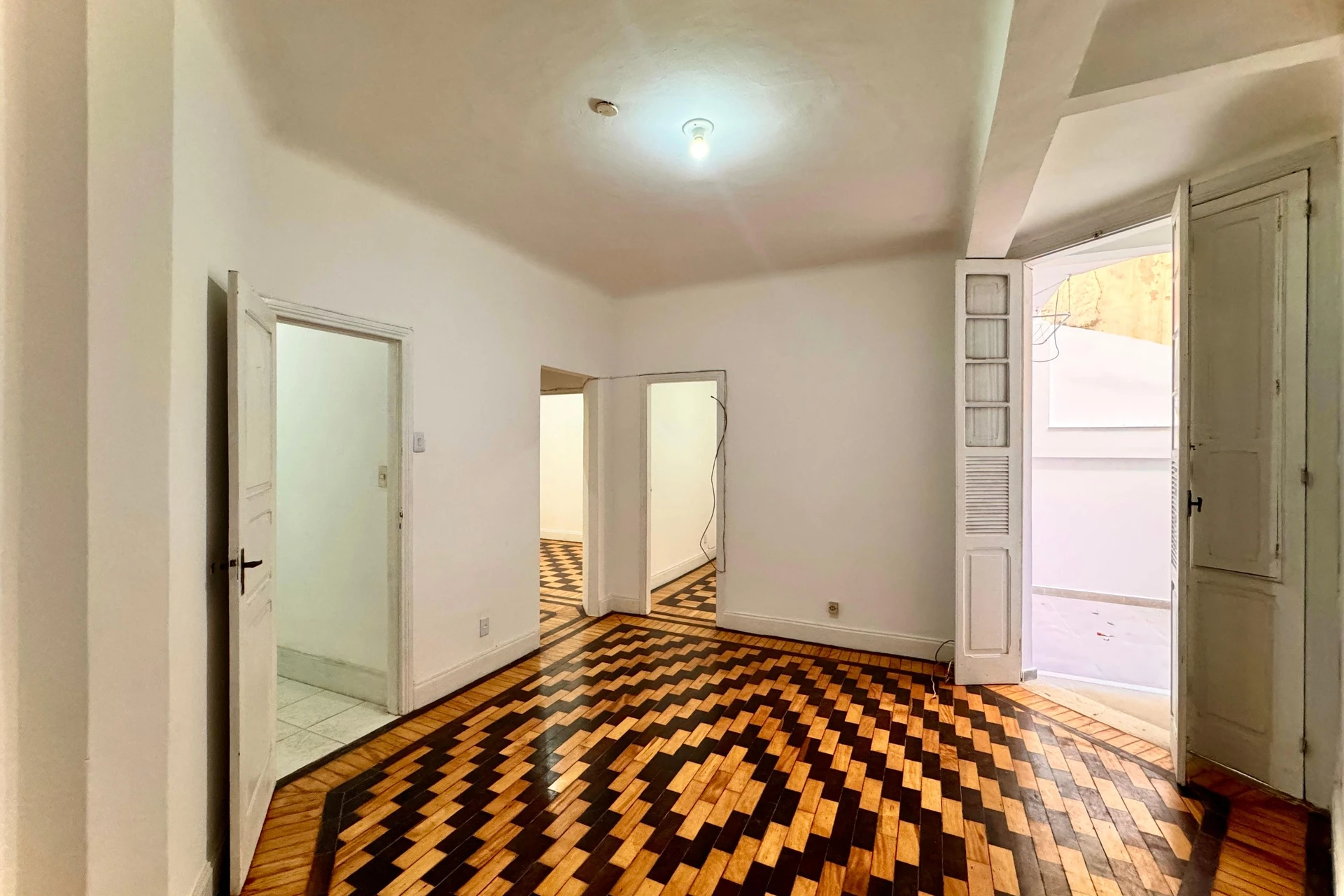 Unfurnished 3-bedroom apartment with balcony