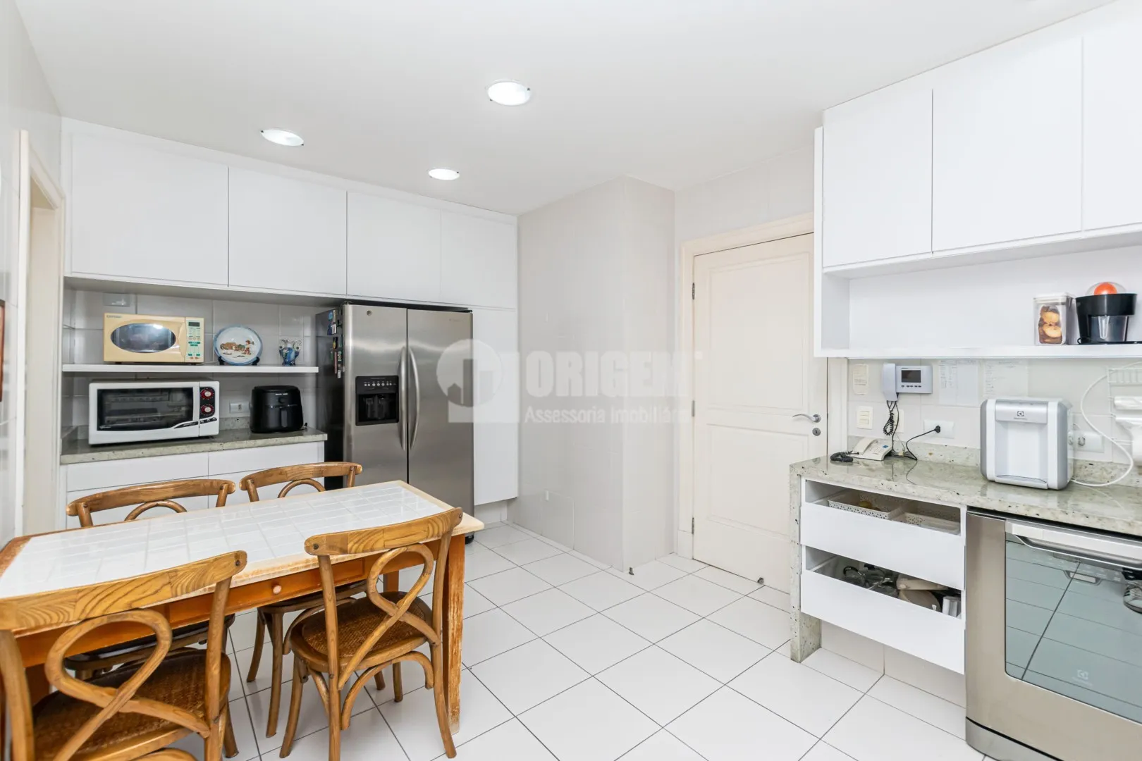 589 m² house with a bathtub and a water view — photo 23
