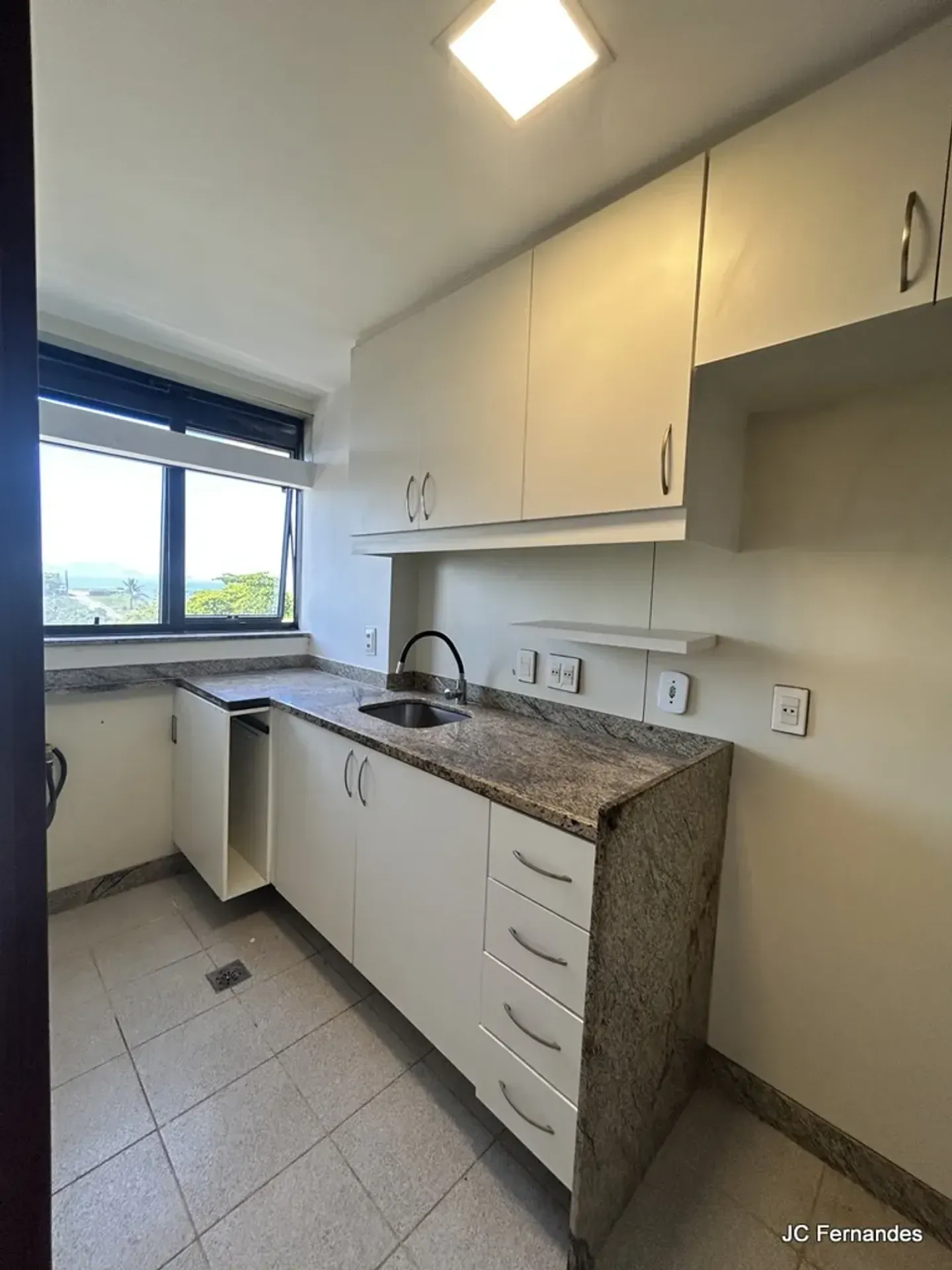 2-bedroom, 2-bath apartment with water and city view — photo 22