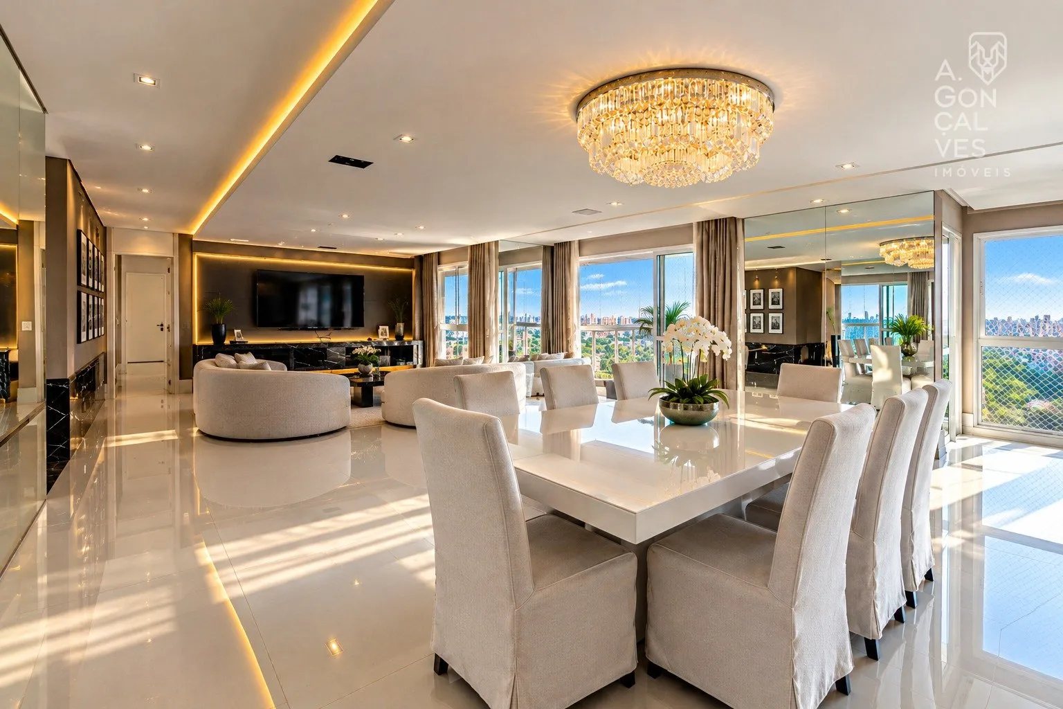 276 m² apartment with a bathtub and floor-to-ceiling windows