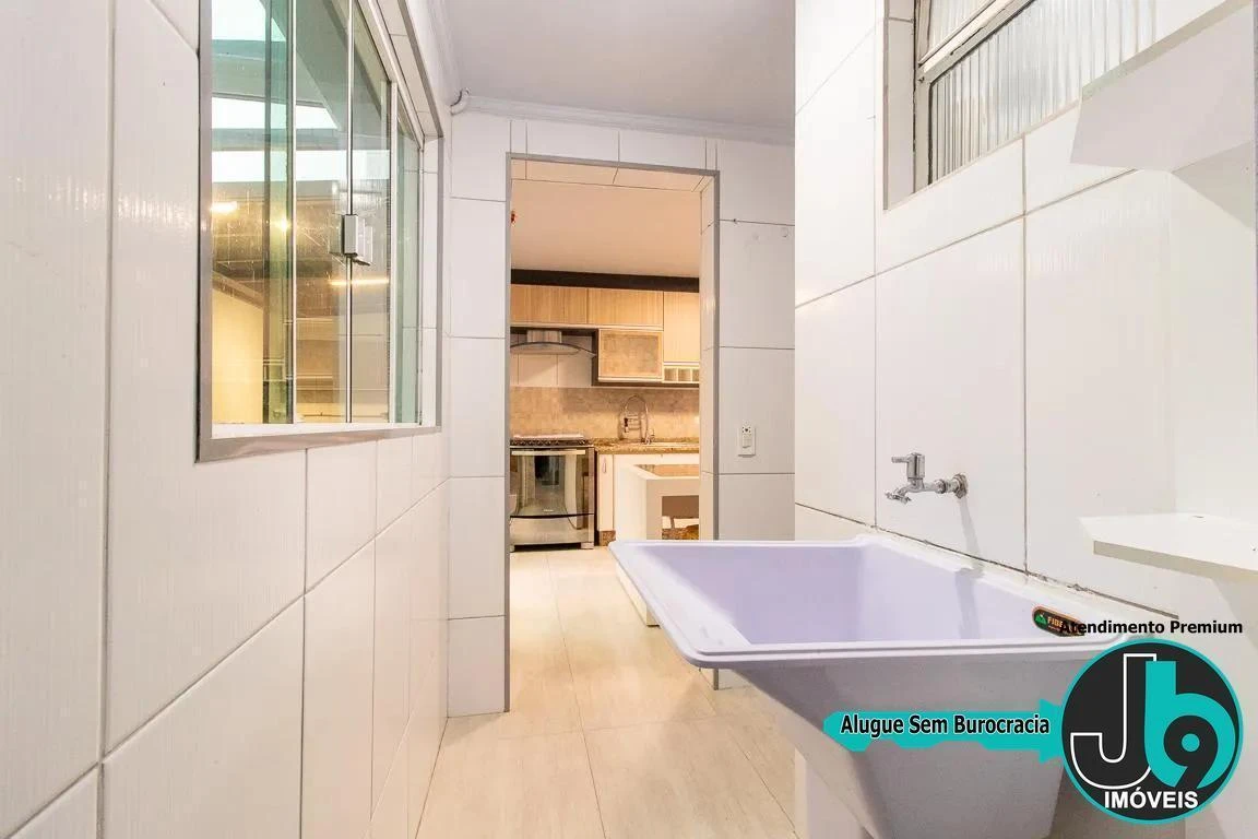 212 m² house with a home office and a glass-enclosed balcony — photo 8
