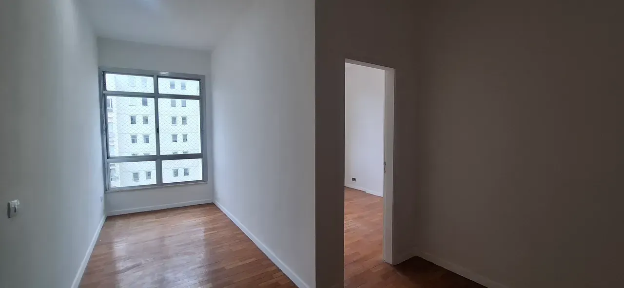 Wood or laminate floors in a 2-bedroom apartment, 68 m² — photo 3