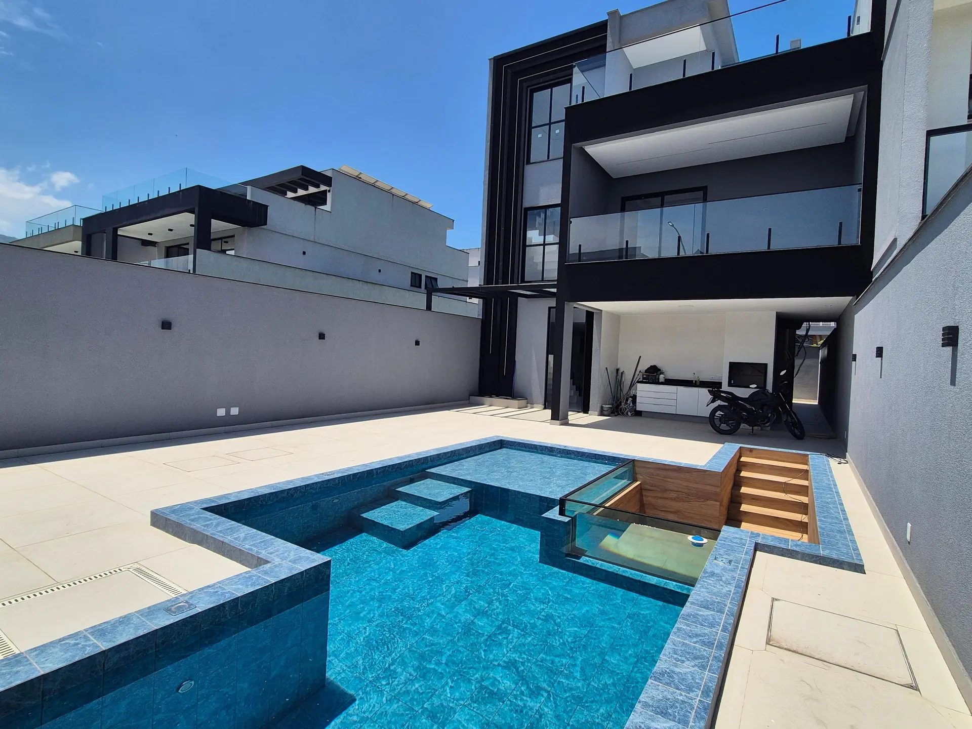 Ventanales de piso a techo y 5 dormitorios: casa de 403 m² — photo 29