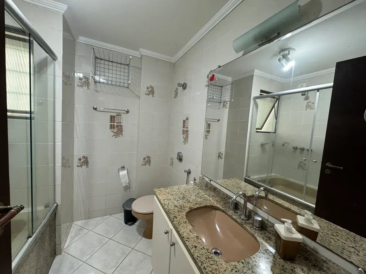 One-bedroom apartment with a jacuzzi — photo 10