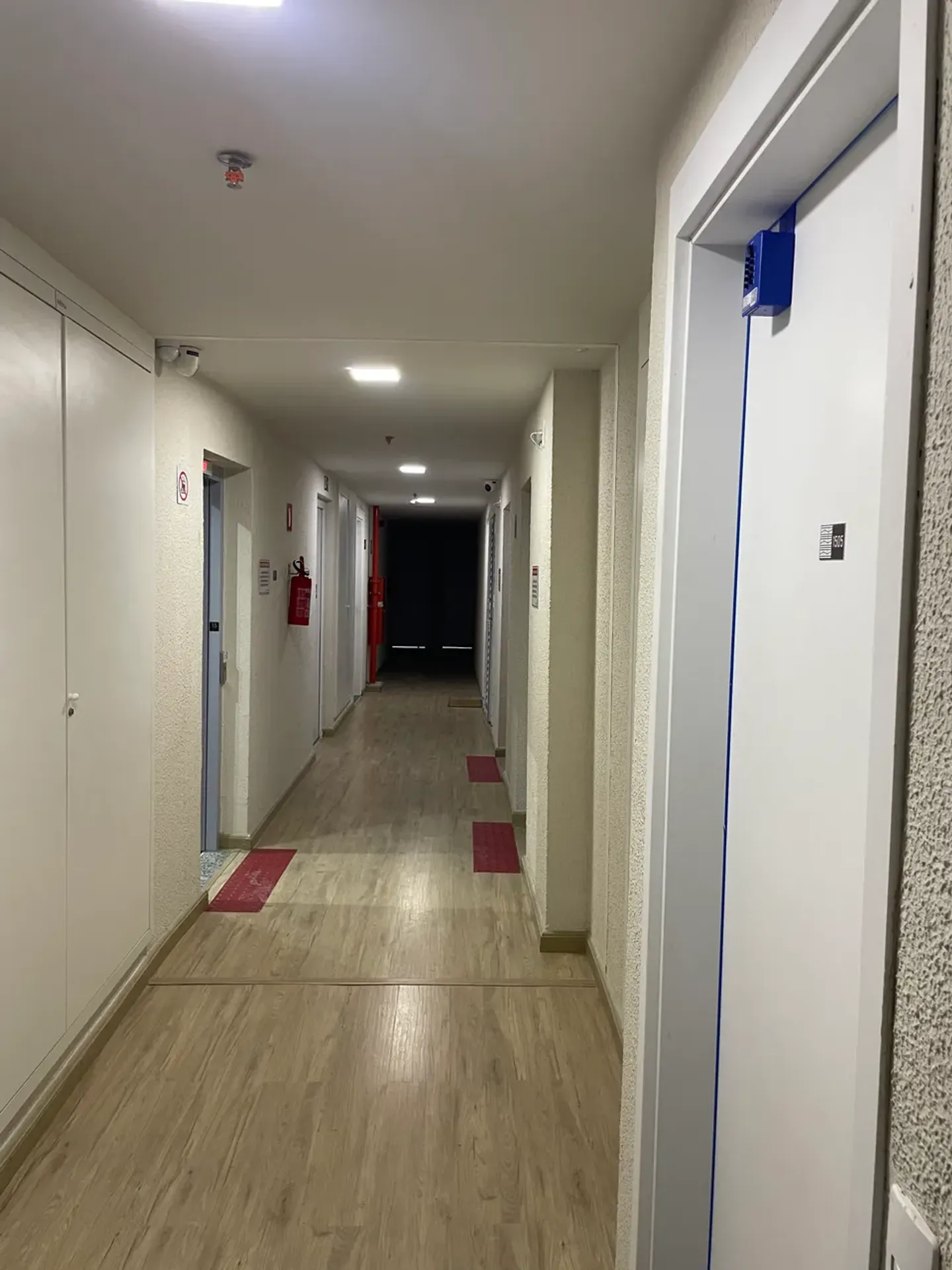 Apartamento de 2 quartos com piso de madeira ou laminado — photo 16