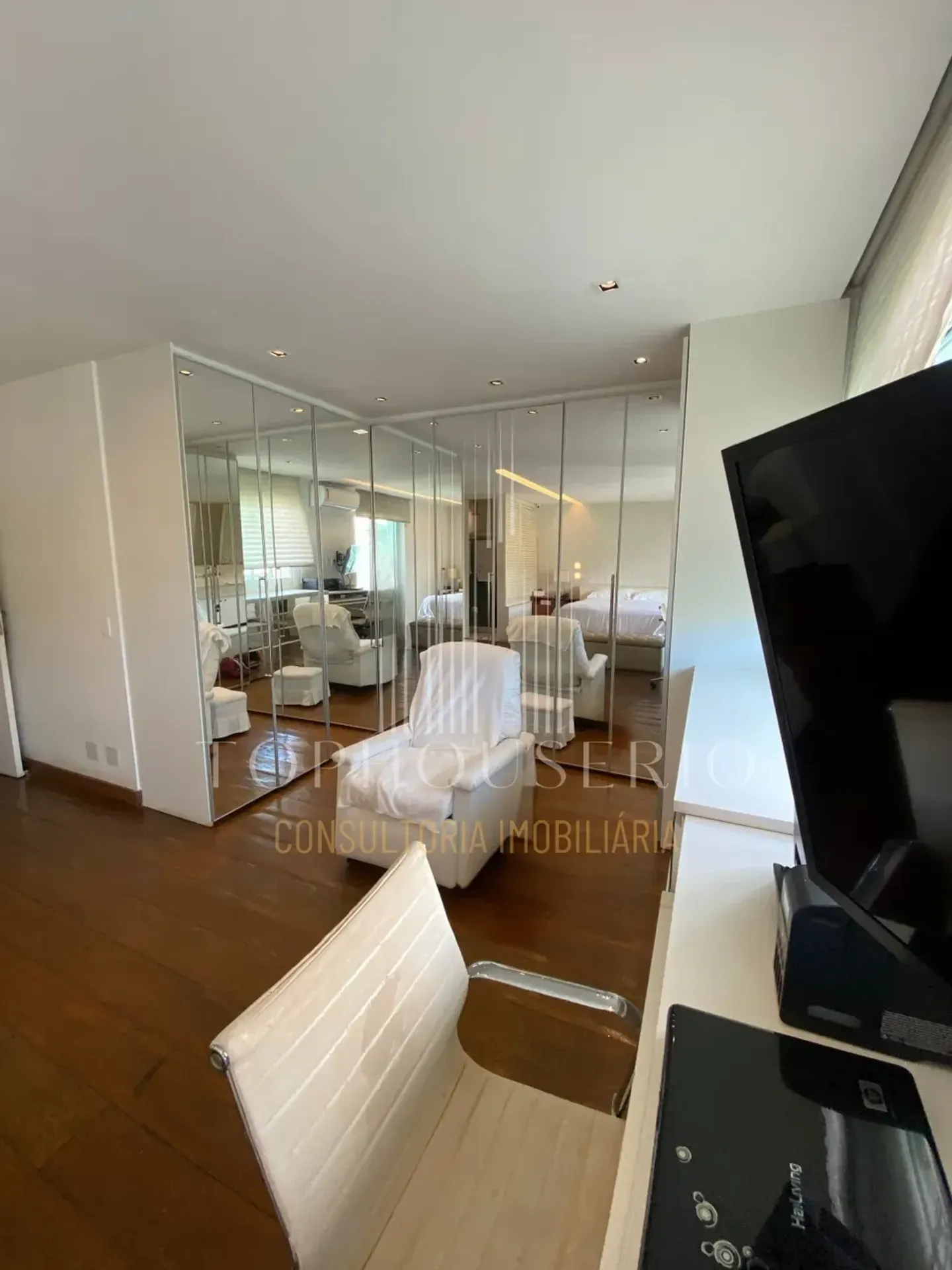 Furnished penthouse with 3 bedrooms and 4 bathrooms — photo 47