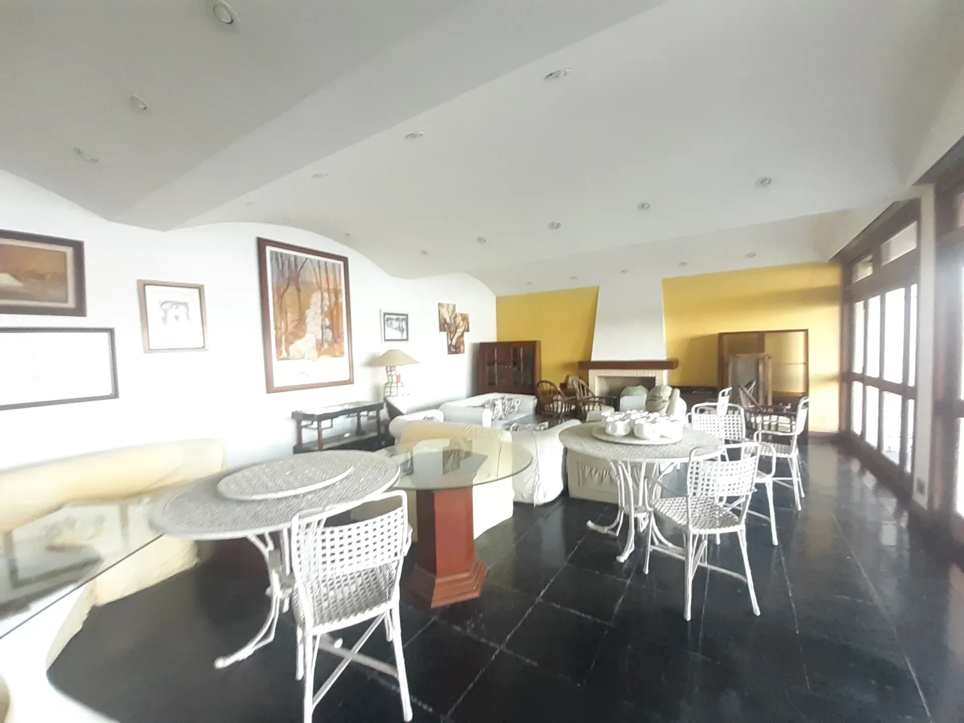 6-bedroom house with private garden and 4 bathrooms
