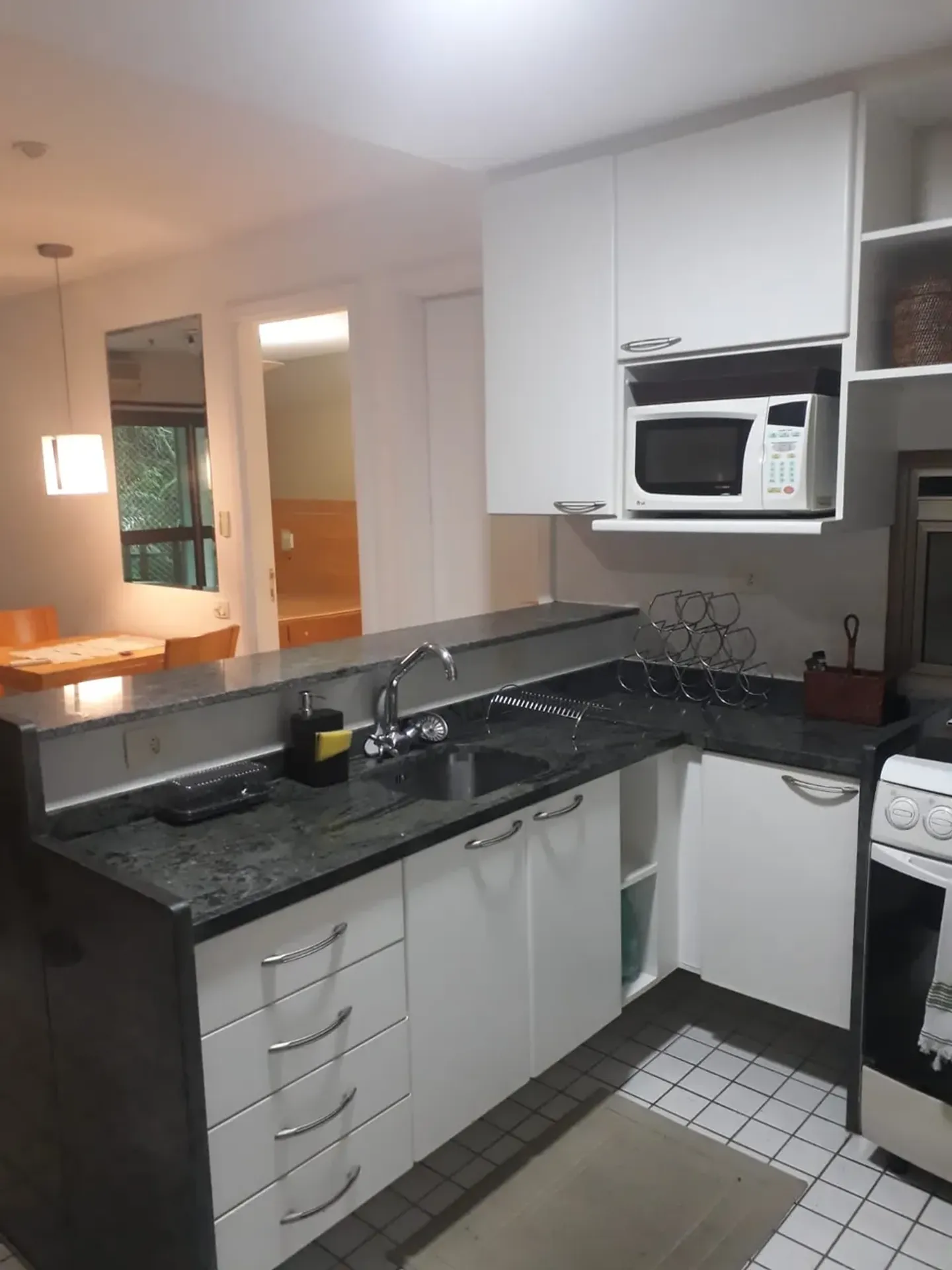 One-bedroom apartment in a building with a gym — photo 18