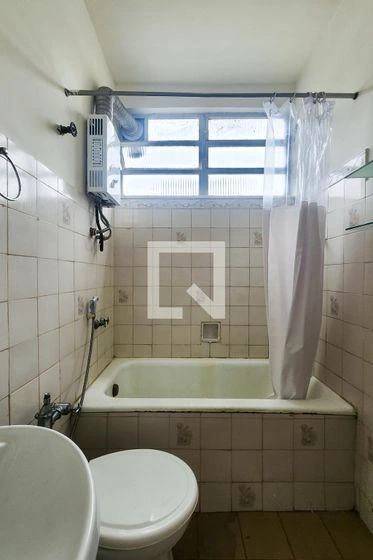2-bedroom apartment with a bathtub — photo 19