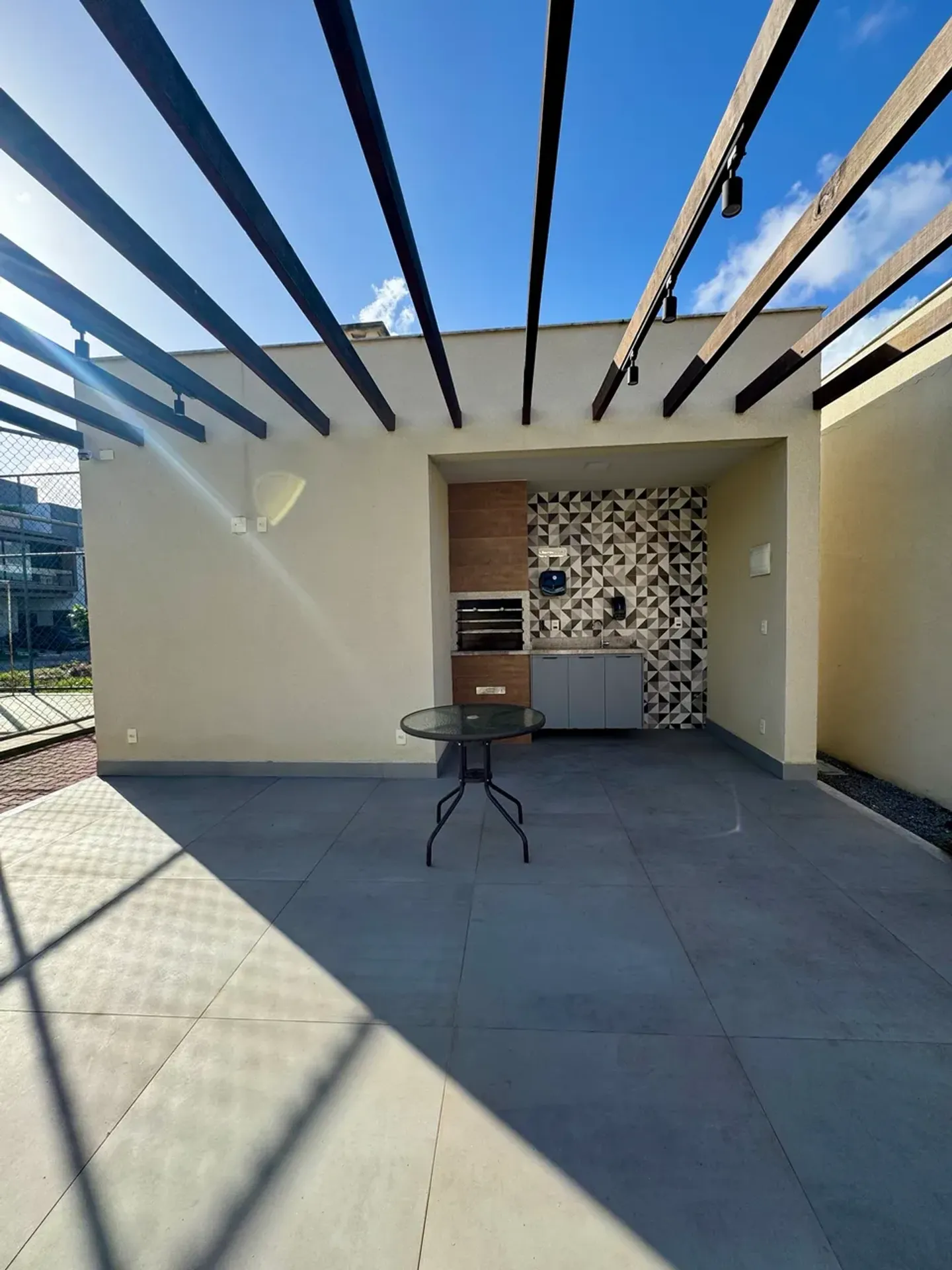4-bedroom house with open-plan kitchen and 5 bathrooms — photo 21