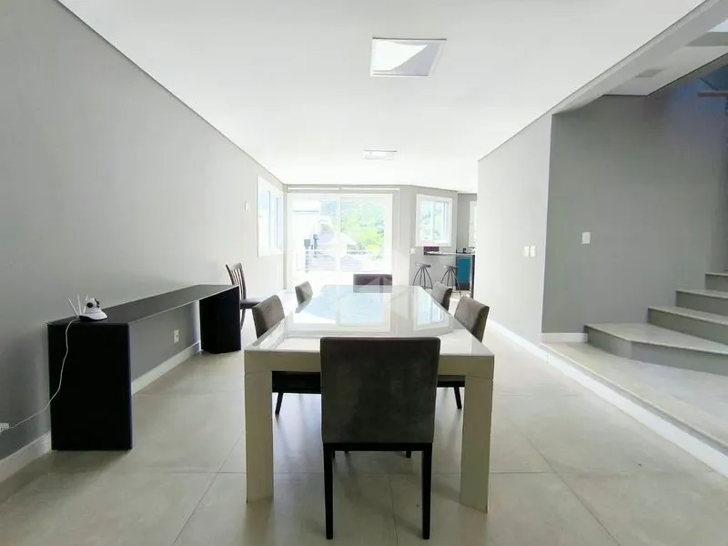 4-bedroom house with floor-to-ceiling windows — photo 57