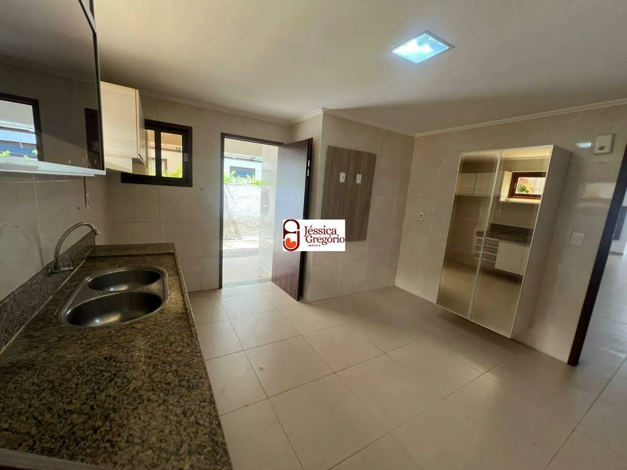 Сад и 4 спальни: дом 240 м² — photo 2
