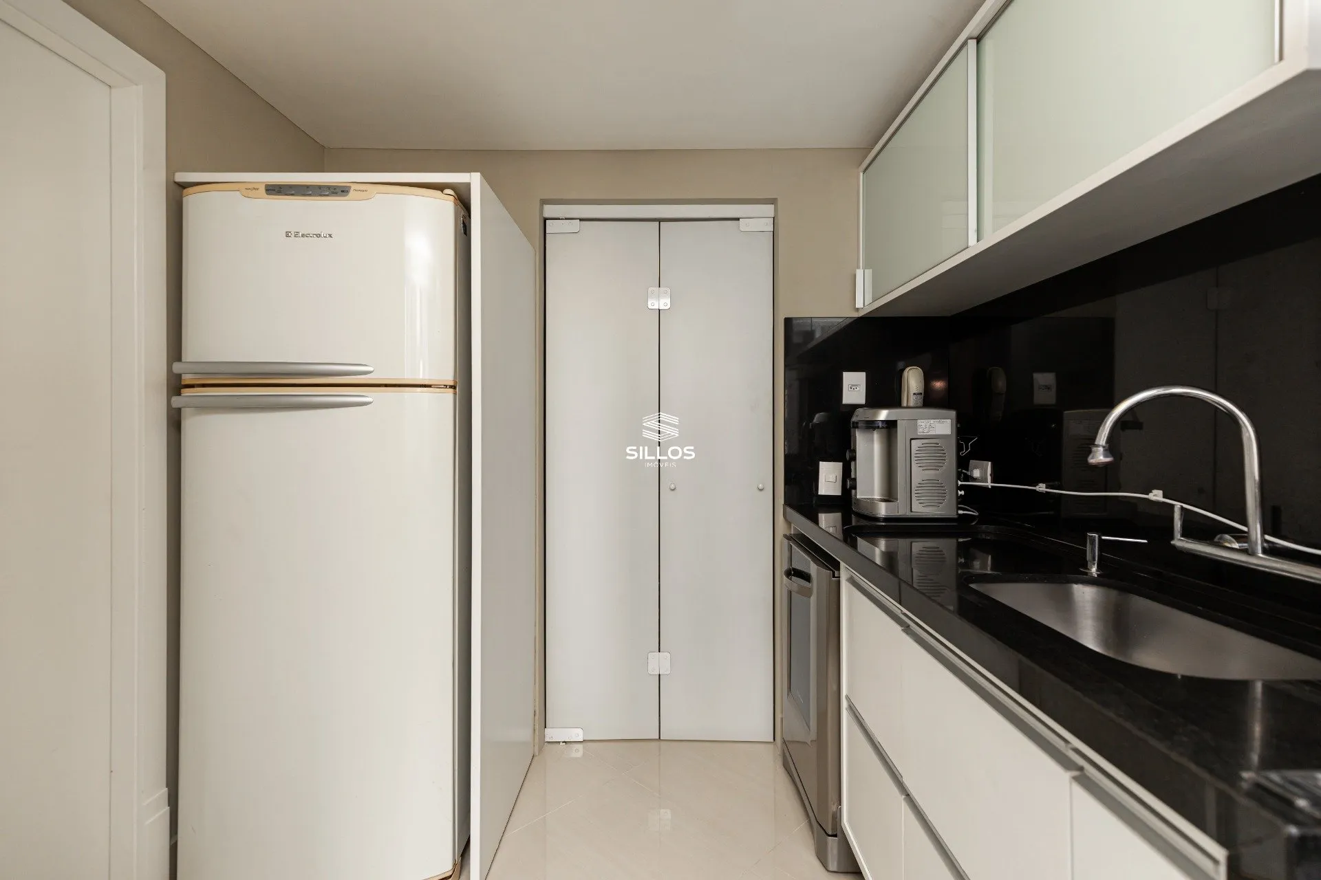 121 m² apartment with a glass-enclosed balcony and a bathtub — photo 22