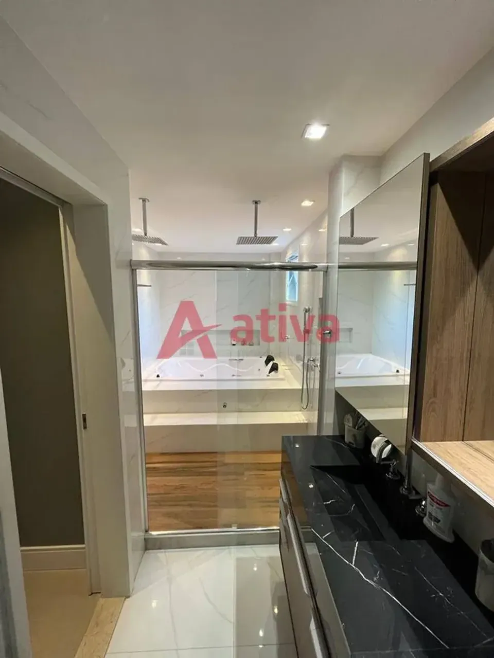 Condominium house with 4 bedrooms and 5 bathrooms — photo 17