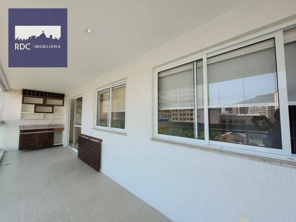 Glass-enclosed balcony in a 3-bedroom apartment, 108 m²